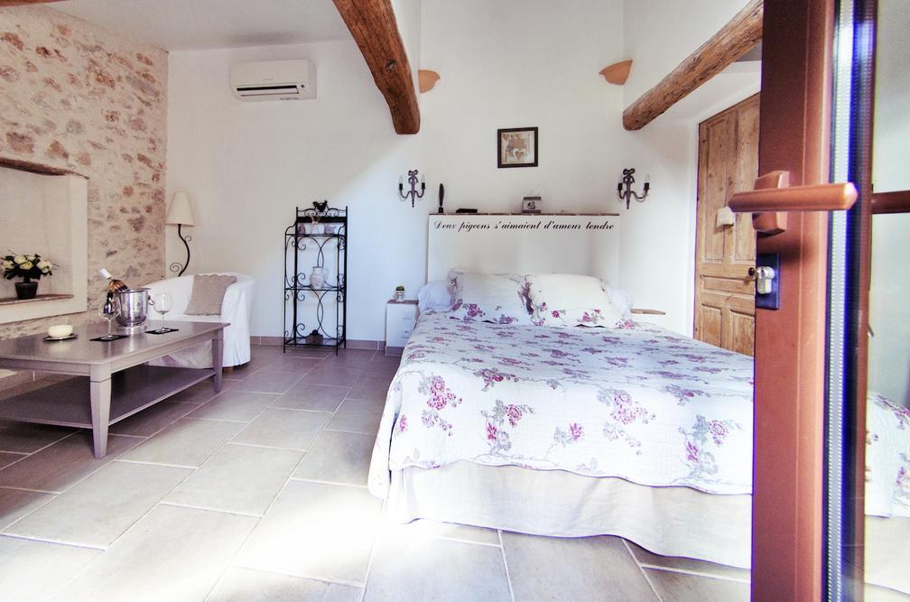 Bed and Breakfast L'Abri Du Poete Besse-sur-Issole Habitación foto
