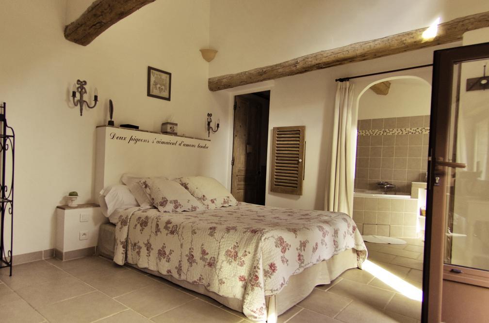 Bed and Breakfast L'Abri Du Poete Besse-sur-Issole Habitación foto