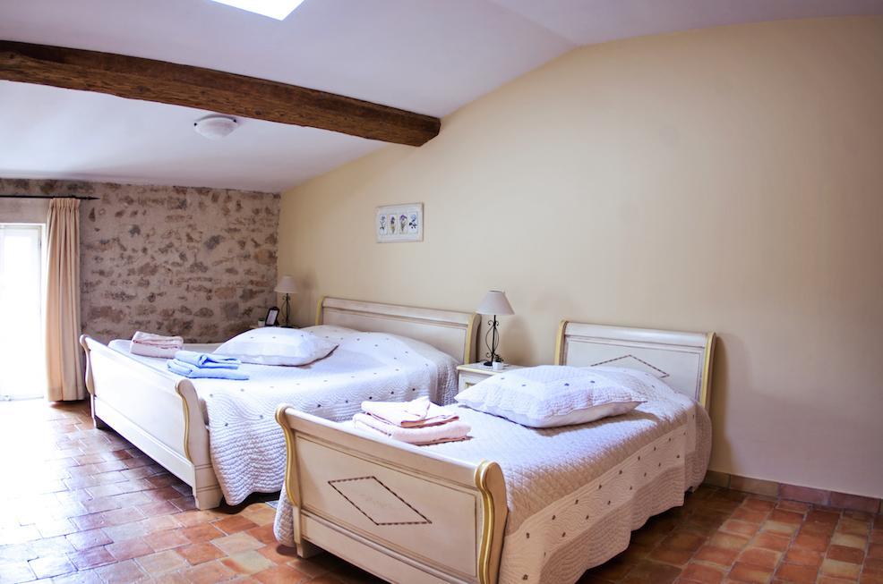 Bed and Breakfast L'Abri Du Poete Besse-sur-Issole Habitación foto