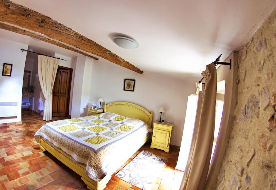 Bed and Breakfast L'Abri Du Poete Besse-sur-Issole Habitación foto
