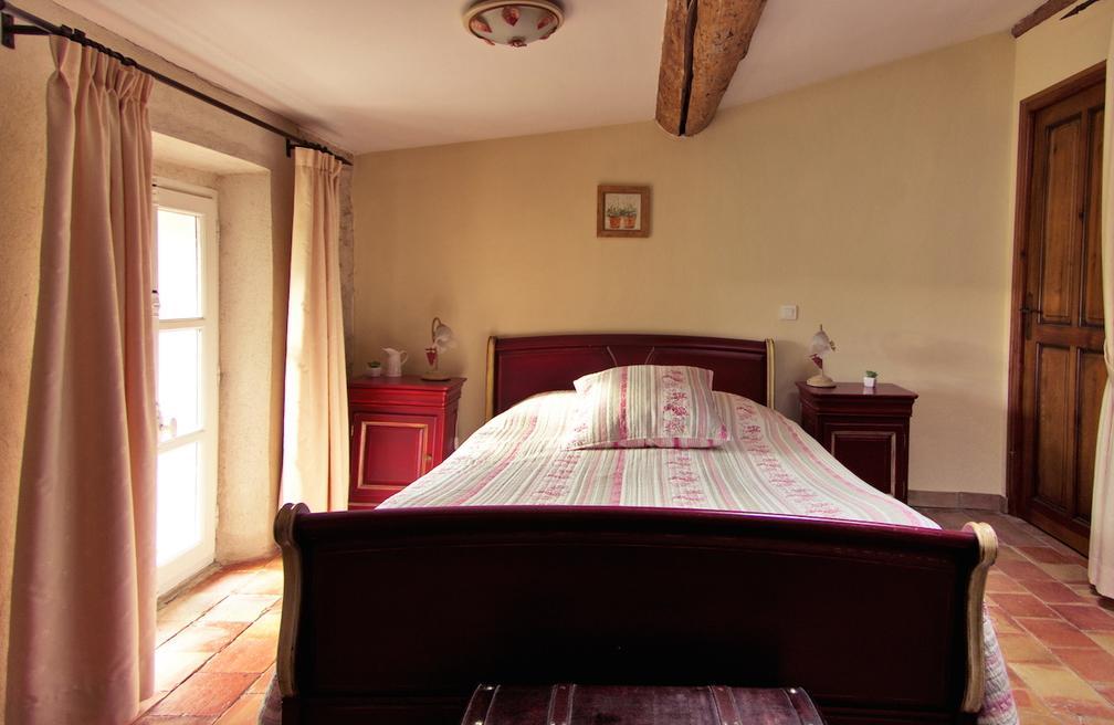 Bed and Breakfast L'Abri Du Poete Besse-sur-Issole Habitación foto