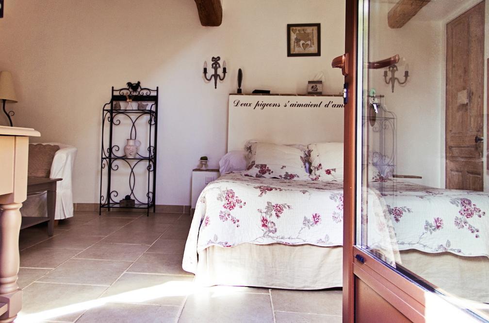 Bed and Breakfast L'Abri Du Poete Besse-sur-Issole Habitación foto