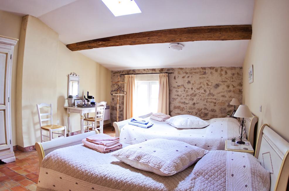 Bed and Breakfast L'Abri Du Poete Besse-sur-Issole Habitación foto