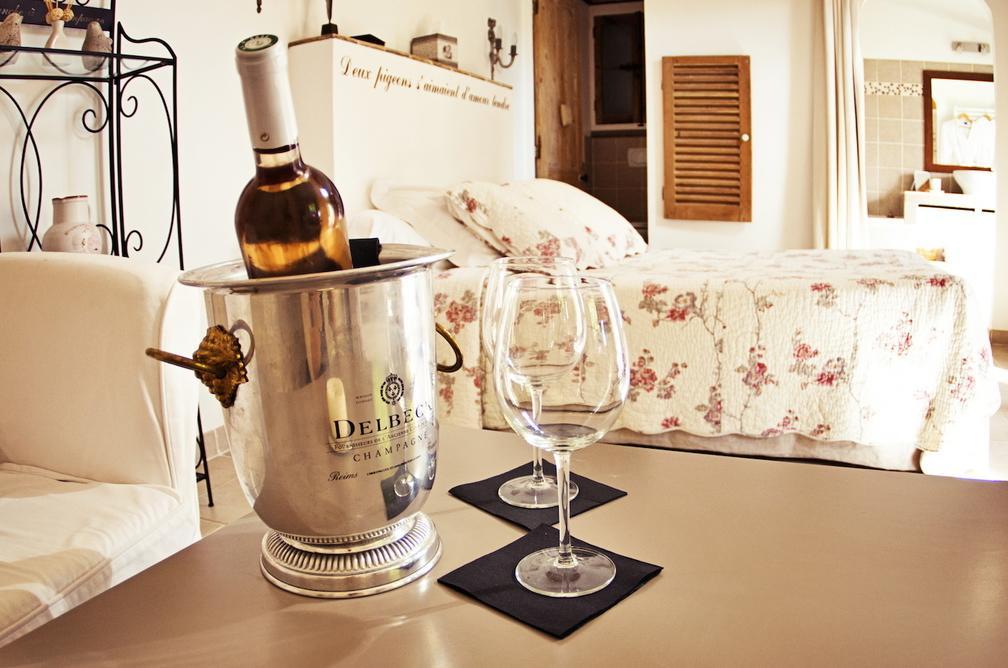 Bed and Breakfast L'Abri Du Poete Besse-sur-Issole Habitación foto