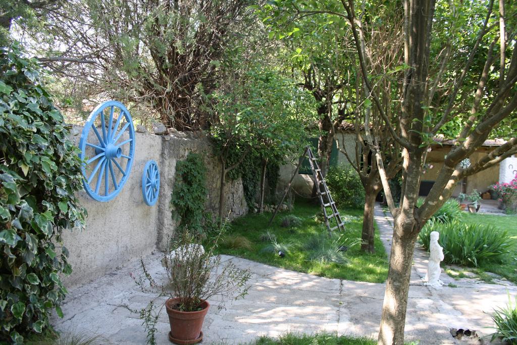 Bed and Breakfast L'Abri Du Poete Besse-sur-Issole Exterior foto