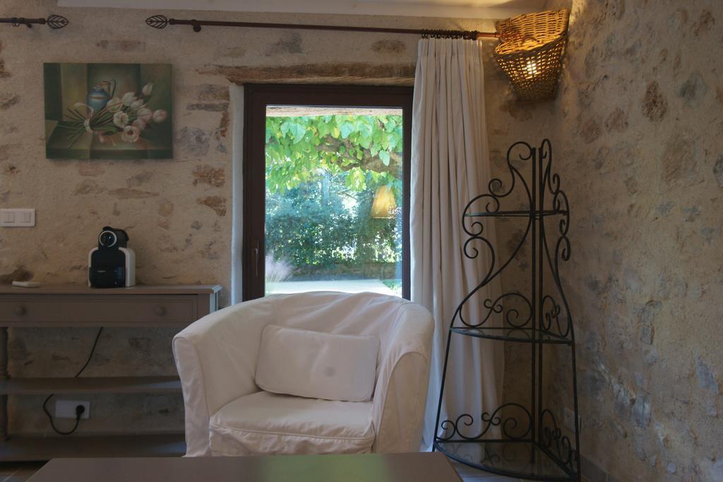 Bed and Breakfast L'Abri Du Poete Besse-sur-Issole Habitación foto